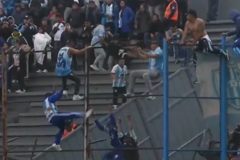Hinchas de Gimnasia de Jujuy y Gimnasia y Tiro de Salta durante los incidentes en el estadio 23 de Agosto