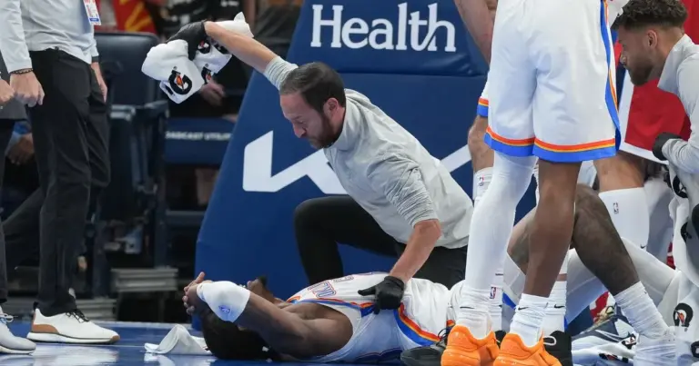 Jalen Williams, jugador de Oklahoma City Thunder, siendo asistido en la cancha tras una lesión de tobillo