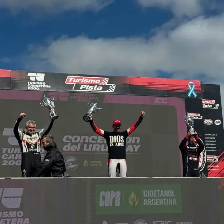Humberto Krujoski en el podio del TurCar 2000 en Concepción del Uruguay