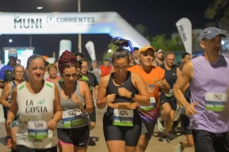 Corredores participando en la Corrientes Ultramaratón Internacional en la Costanera