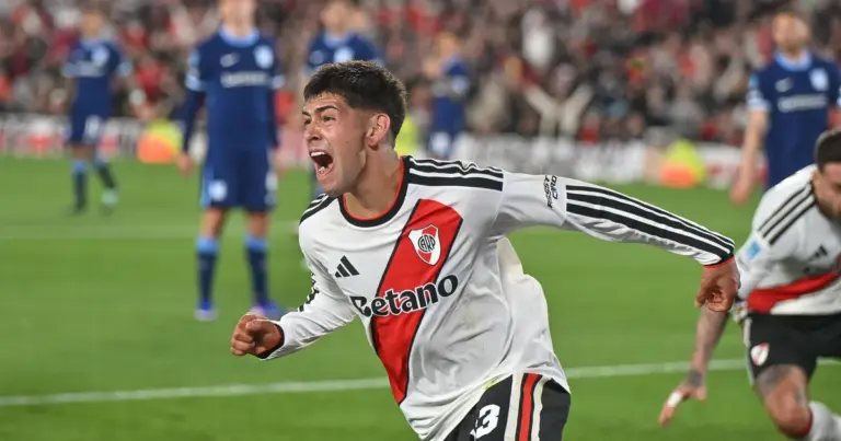 Lautaro Rivero celebrando su gol con la camiseta de River