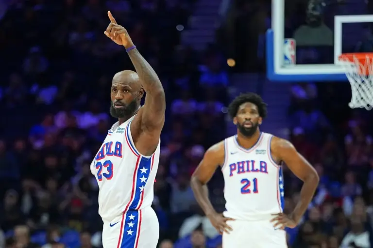LeBron James con la camiseta de Philadelphia 76ers