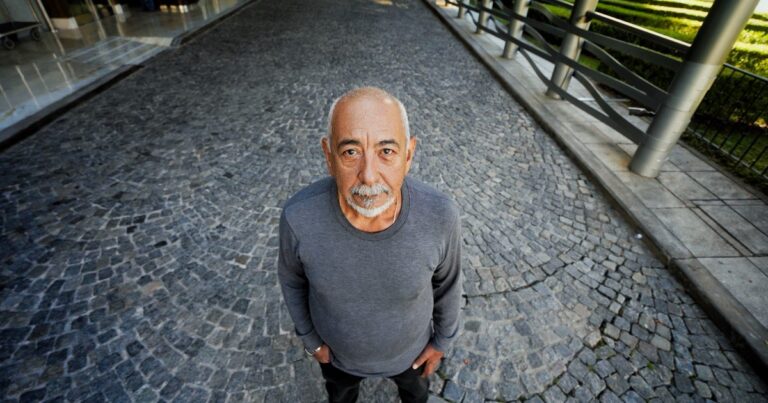 Leonardo Padura en la firma de libros en Biarritz