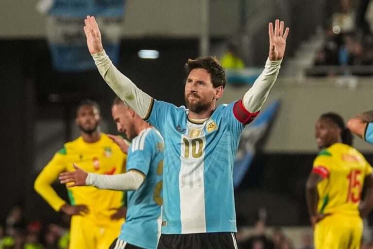 Lionel Messi durante su último partido con la selección argentina en el estadio Monumental