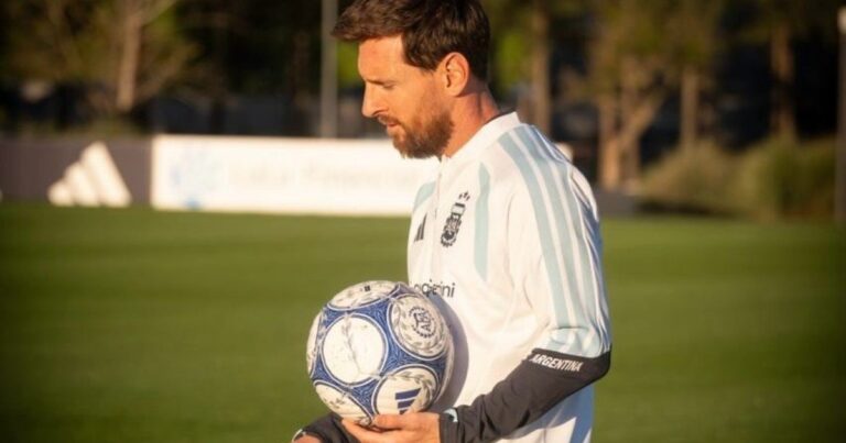 Lionel Messi ingresando al campo de juego con una pelota durante un entrenamiento de la Selección Argentina
