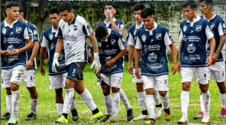 Jugadores de Lipton celebrando la clasificación por penales ante Mandiyú