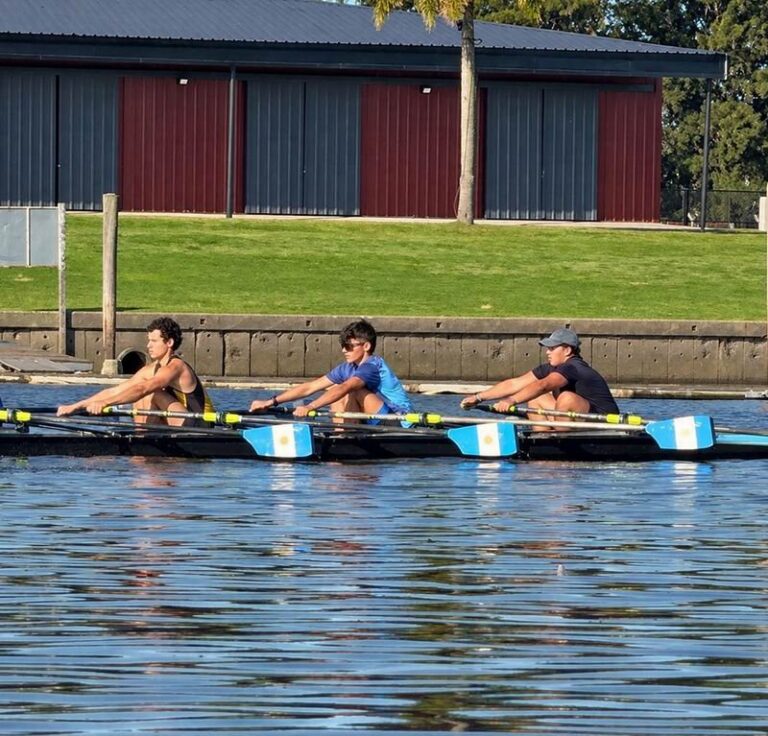 Lorenzo López Rivadeneira durante el campamento nacional de remo en Tigre