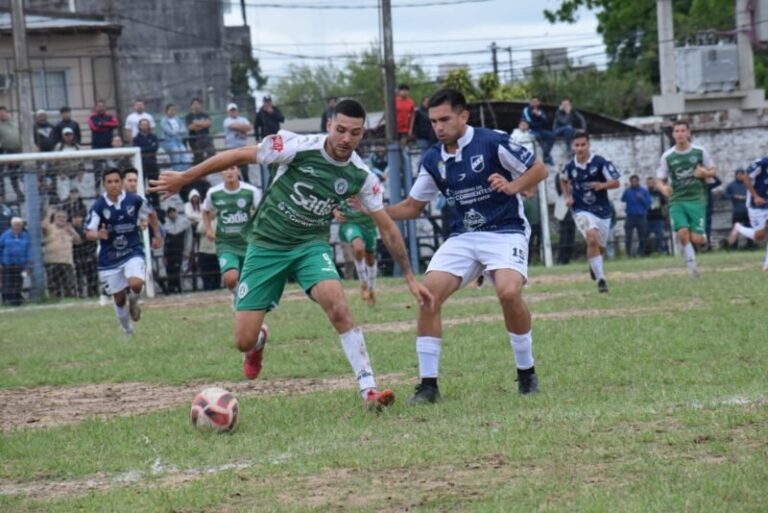 Jugadores de Mandiyú y Lipton disputando un balón durante el partido de playoffs del Regional Amateur
