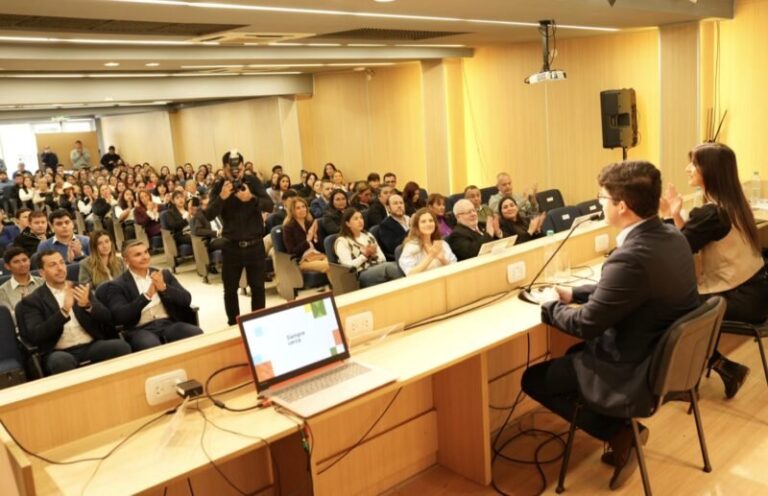 Entrega de diplomas a egresados de la Escuela de Gobierno en el Salón Azul de la Facultad de Derecho de la UNNE