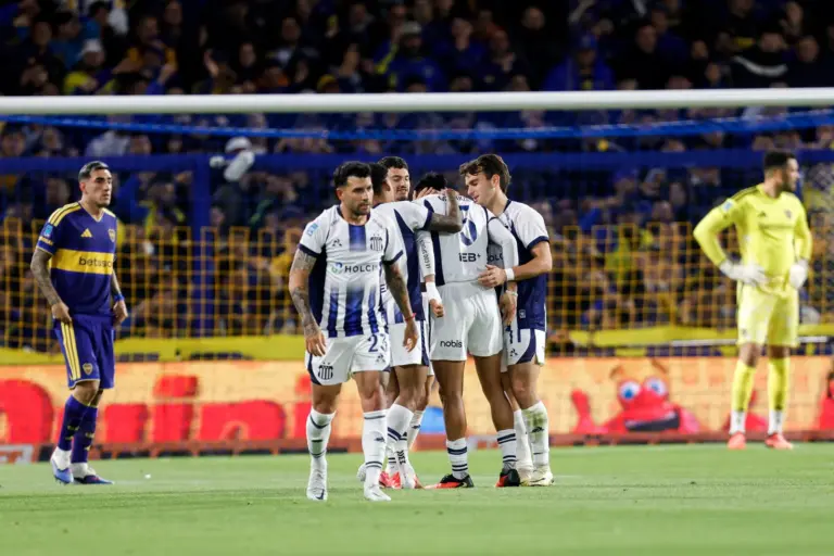 Matías Galarza ejecutando el remate que terminó en gol para Talleres frente a Boca en La Bombonera