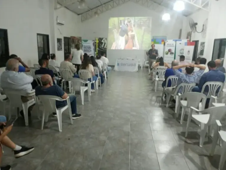 Productores y técnicos participan de una jornada de capacitación sobre rabia paresiante y prevención climática en Mburucuyá, Corrientes.