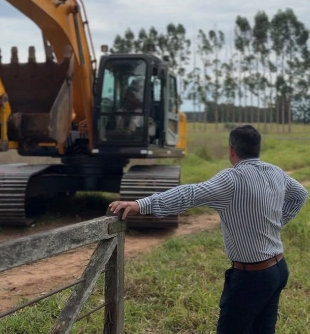 Excavadora trabajando en obras de canalización en Mburucuyá