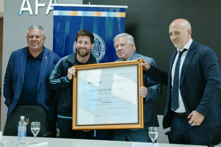 Lionel Messi recibiendo el diploma de Doctor Honoris Causa de la UBA en el predio de la AFA en Ezeiza