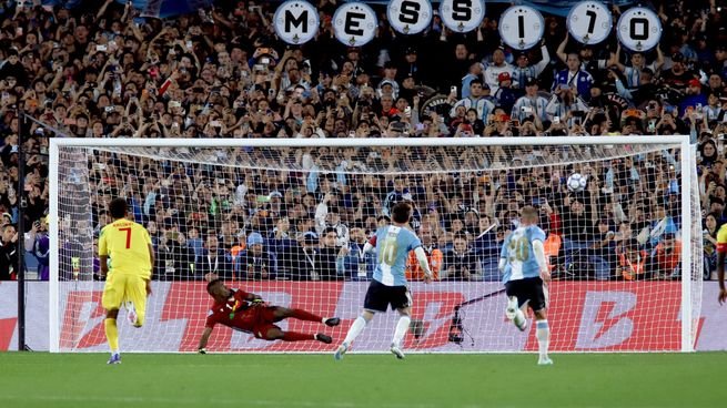 Lionel Messi ejecutando el penal que marcó el 3-0 ante Benín en el Estadio Monumental