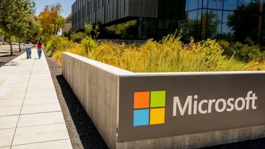 Logo de Microsoft en una oficina