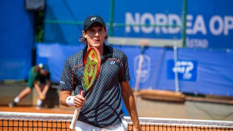 Lautaro Midón durante un partido de tenis