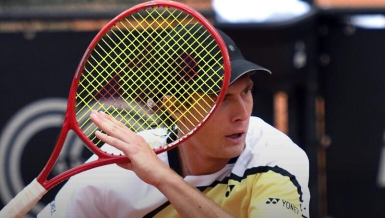 Lautaro Midón durante un partido de tenis