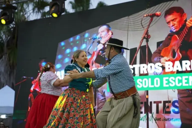 Feria de artesanos en la Costanera Sur de Corrientes