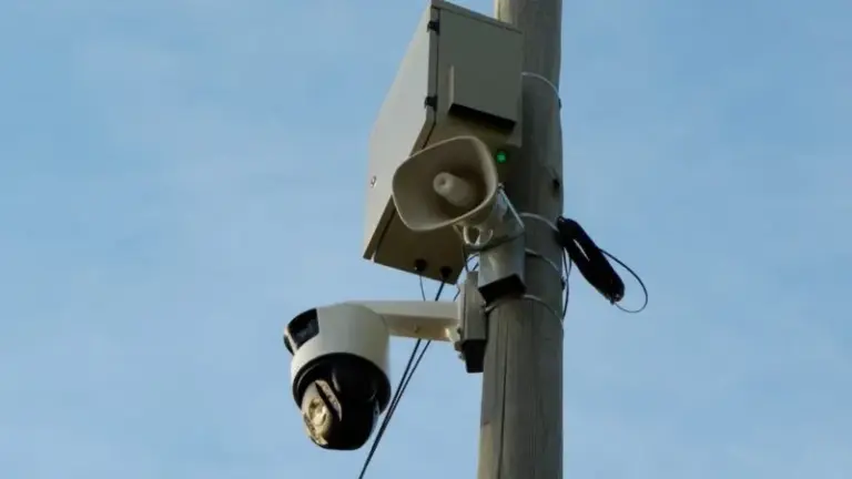 Cámara de monitoreo con altavoz instalada en un espacio público de Corrientes