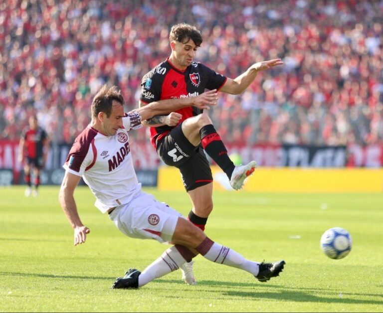 Jugadores de Newell's y Lanús durante el partido en el estadio Marcelo Bielsa