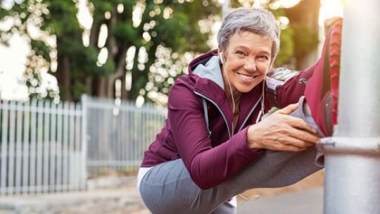 Médica especialista en menopausia durante una consulta