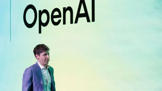 Logo de OpenAI en una pantalla junto a la palabra seguridad
