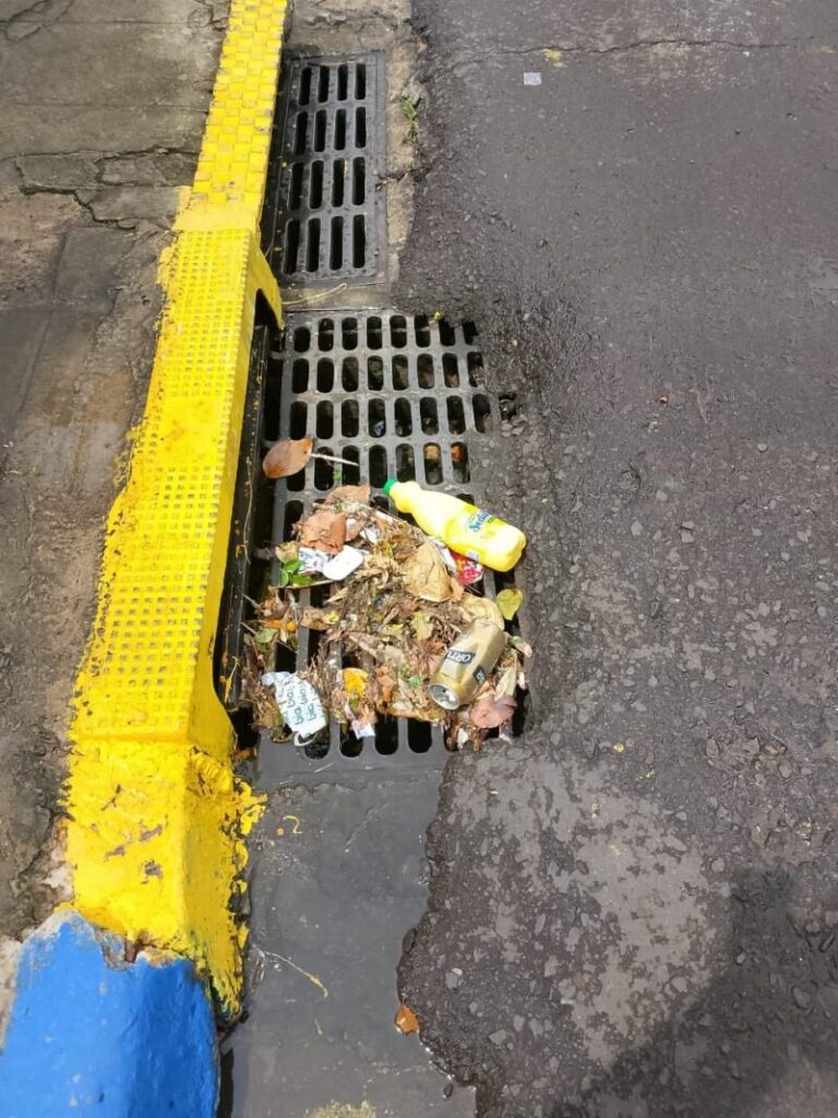 Cuadrillas municipales trabajando en la limpieza de desagües durante el temporal en Corrientes