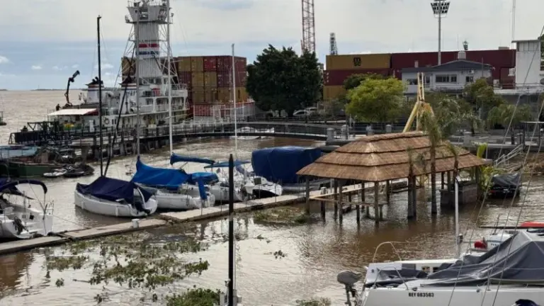 Vista del río Paraná frente a la ciudad de Corrientes durante la crecida