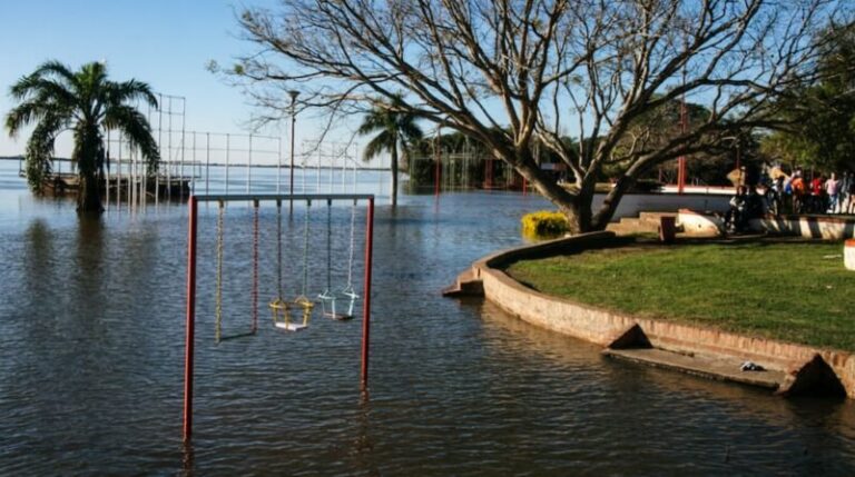 Vista del río Paraná en Paso de la Patria con defensas costeras