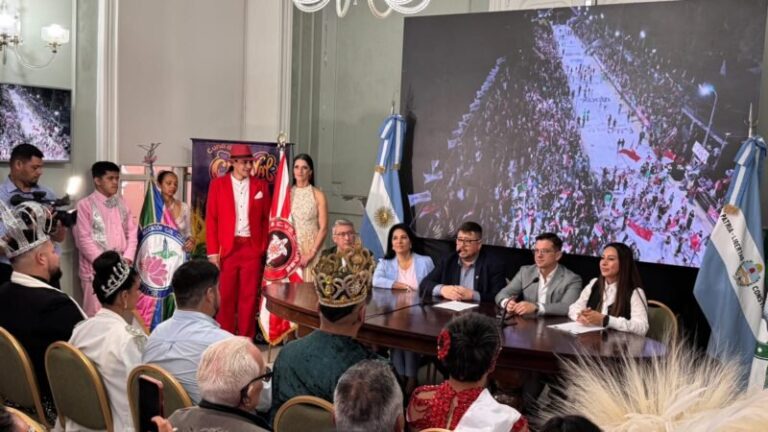 Presentación oficial del Carnaval 2027 de Paso de los Libres en el Salón Verde de la Casa de Gobierno