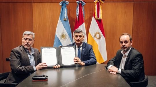 Daniel Passerini y Juan Pablo Quinteros durante la firma del convenio de cooperación