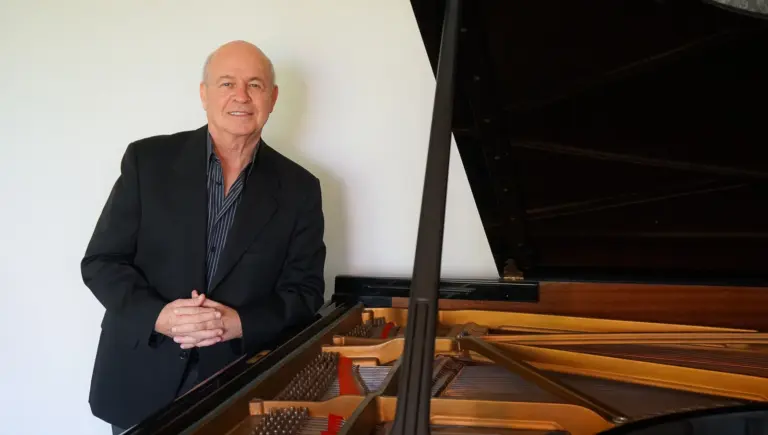Pianista uruguayo Enrique Graf durante un concierto