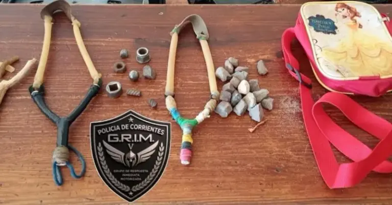 Móvil policial del GRIM V en la ciudad de Corrientes