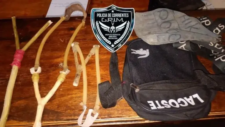 Móvil policial en la ciudad de Corrientes durante un operativo de prevención