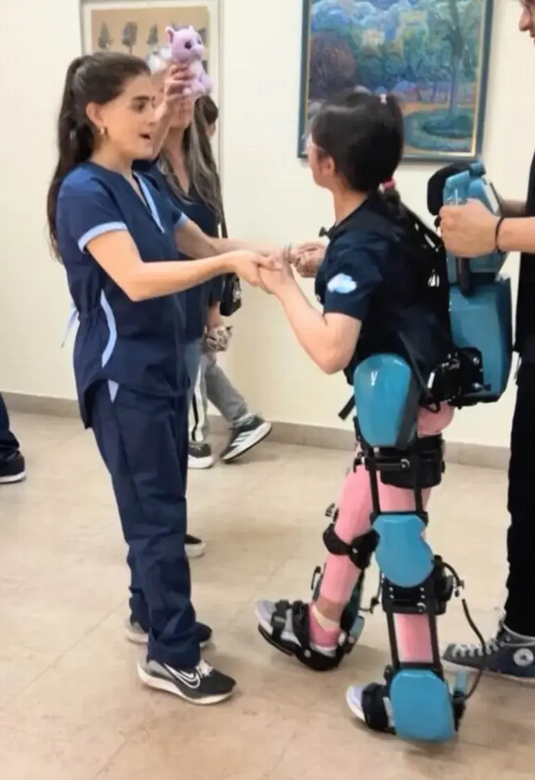Exoesqueleto pediátrico robótico utilizado en rehabilitación neuromotora infantil