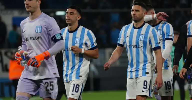 Jugadores de Huracán y Gimnasia disputando el partido de la fecha 13 del Torneo Clausura 2026