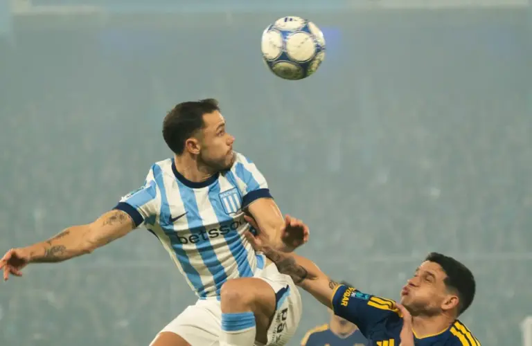 Jugadores de Racing Club durante un partido de fútbol
