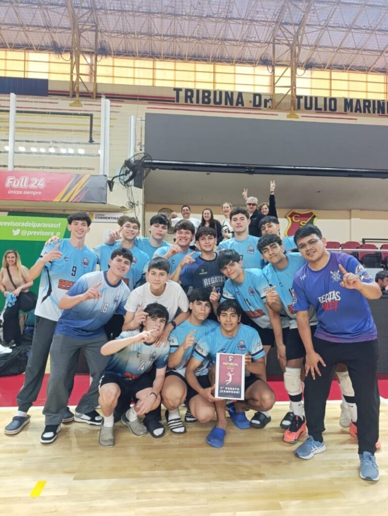 Equipo de vóley de Regatas Corrientes celebrando el título provincial Sub18