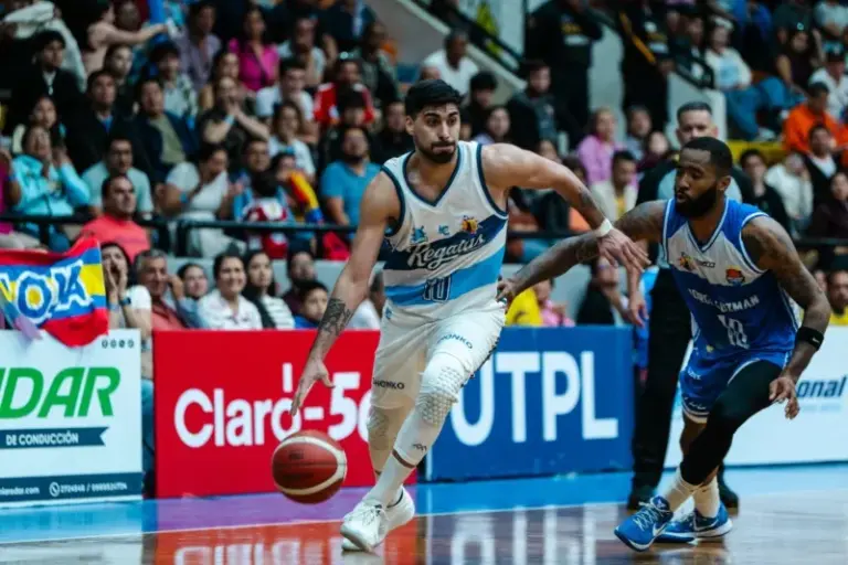 Jugadores de Regatas Corrientes celebrando la victoria ante Jorge Guzmán en la Liga Sudamericana de Baloncesto