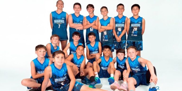 Plantel de Regatas Corrientes de Mini Mixto que disputará la final en Bahía Blanca