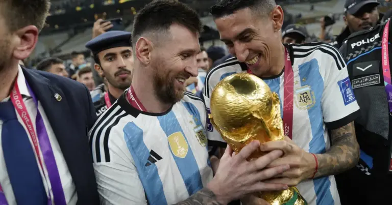 Réplica de la Copa del Mundo de Qatar 2022 levantada por Lionel Messi