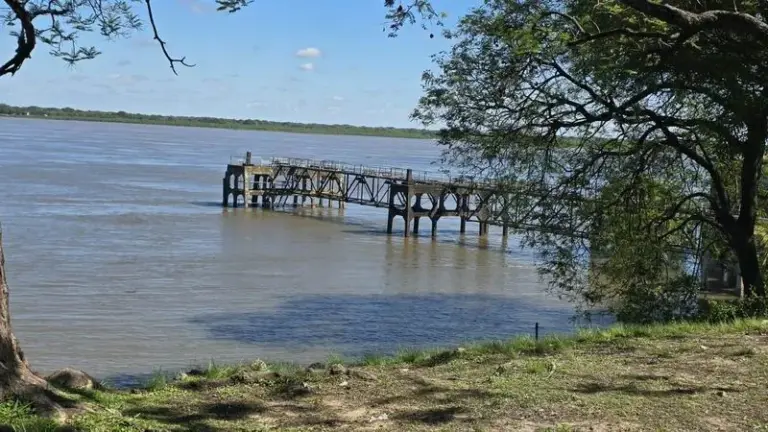 Vista del río Paraná en la ciudad de Corrientes con el nivel del agua elevado