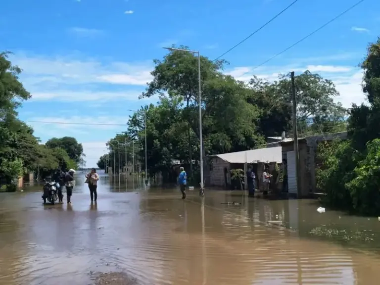 Vista del río Paraná en la localidad de Itatí con calles anegadas por la creciente