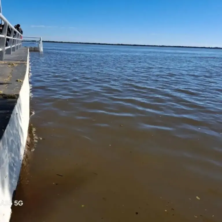 Vista de la costanera de Itatí con el río Paraná en nivel de evacuación
