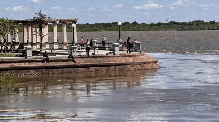 Vista del río Paraná en la ciudad de Corrientes con nivel elevado y embarcaciones en la ribera