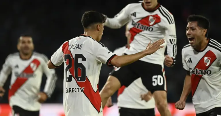 Jugadores de River festejan un gol ante Belgrano en Córdoba