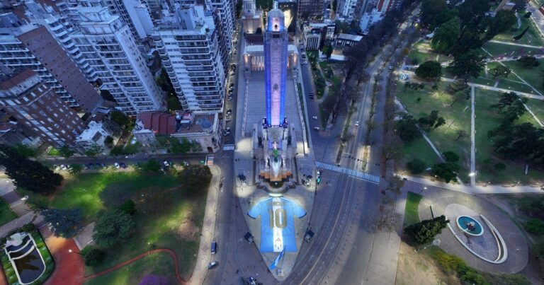 Camiseta gigante de Lionel Messi instalada en el Monumento a la Bandera de Rosario