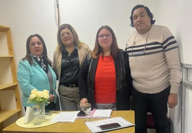 Vista del río Paraná en zona de crecida con viviendas rurales en riesgo de anegamiento