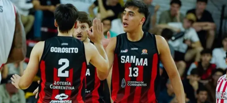 Partido de básquetbol entre San Martín de Corrientes y Olímpico de La Banda en el estadio Fortín