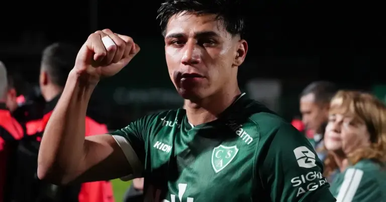 Estadio de fútbol con jugadores en acción durante un partido del Torneo Clausura